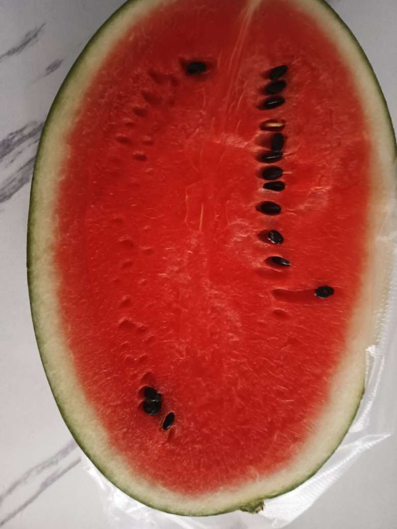 吃西瓜第一口一定是挖中间的瓤吃特别甜，有没有一样的？-1.jpg