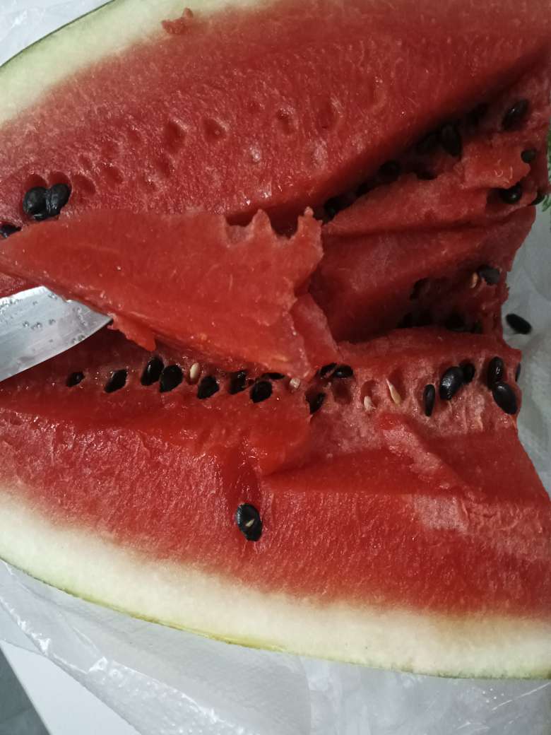吃西瓜第一口一定是挖中间的瓤吃特别甜，有没有一样的？-2.jpg