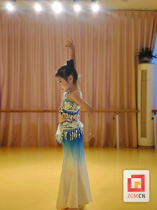 自贡灯会里“与灯共舞”的小女孩找到了 她的故事很精彩-2.png