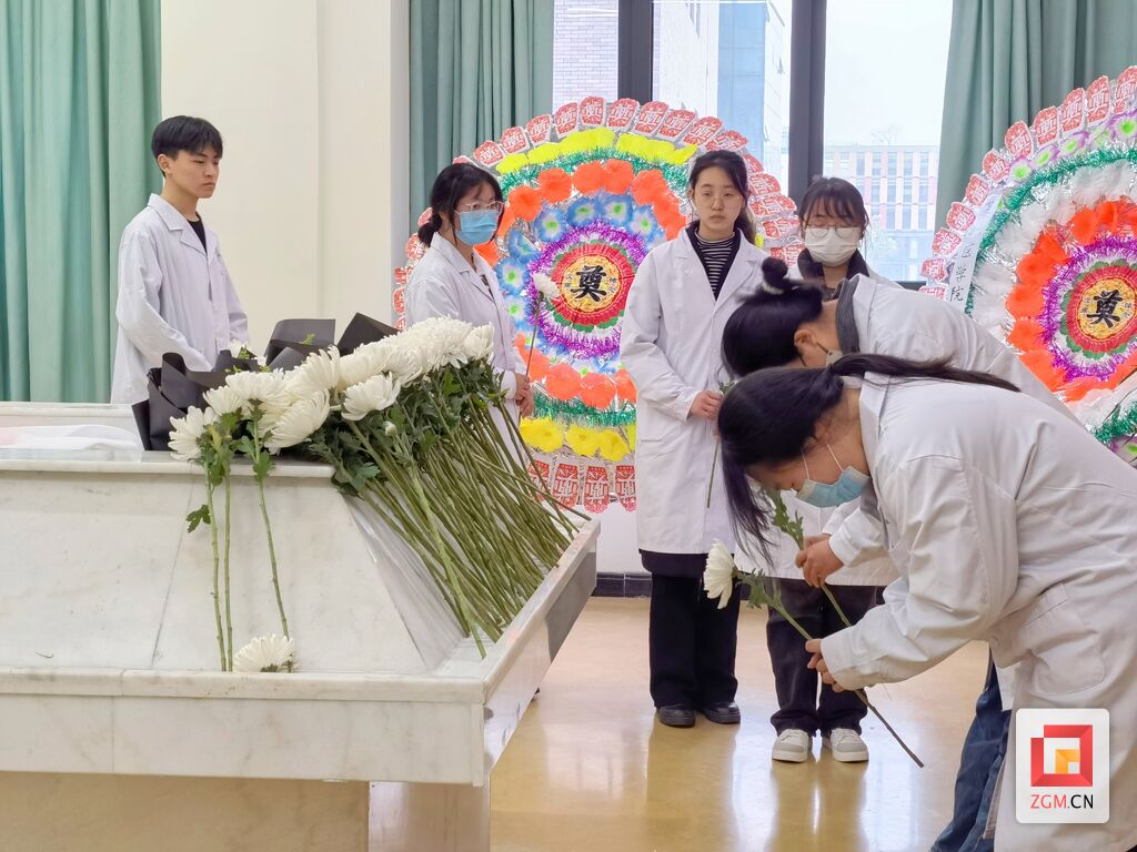 致敬！自贡73岁退休教师捐献遗体 “重返讲台”成“大体老师”-1.jpg