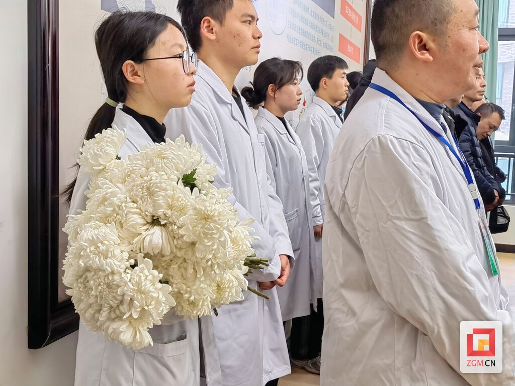 致敬！自贡73岁退休教师捐献遗体 “重返讲台”成“大体老师”-2.jpg