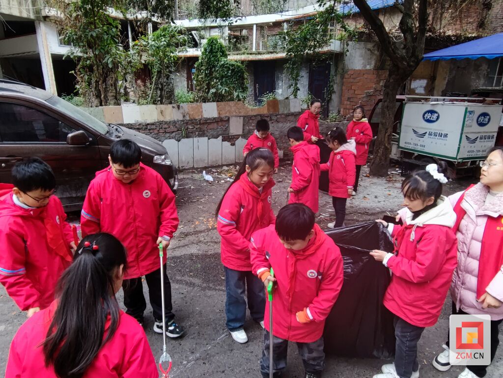 雷锋精神薪火传 自贡市掀起“学雷锋”活动热潮-3.jpg