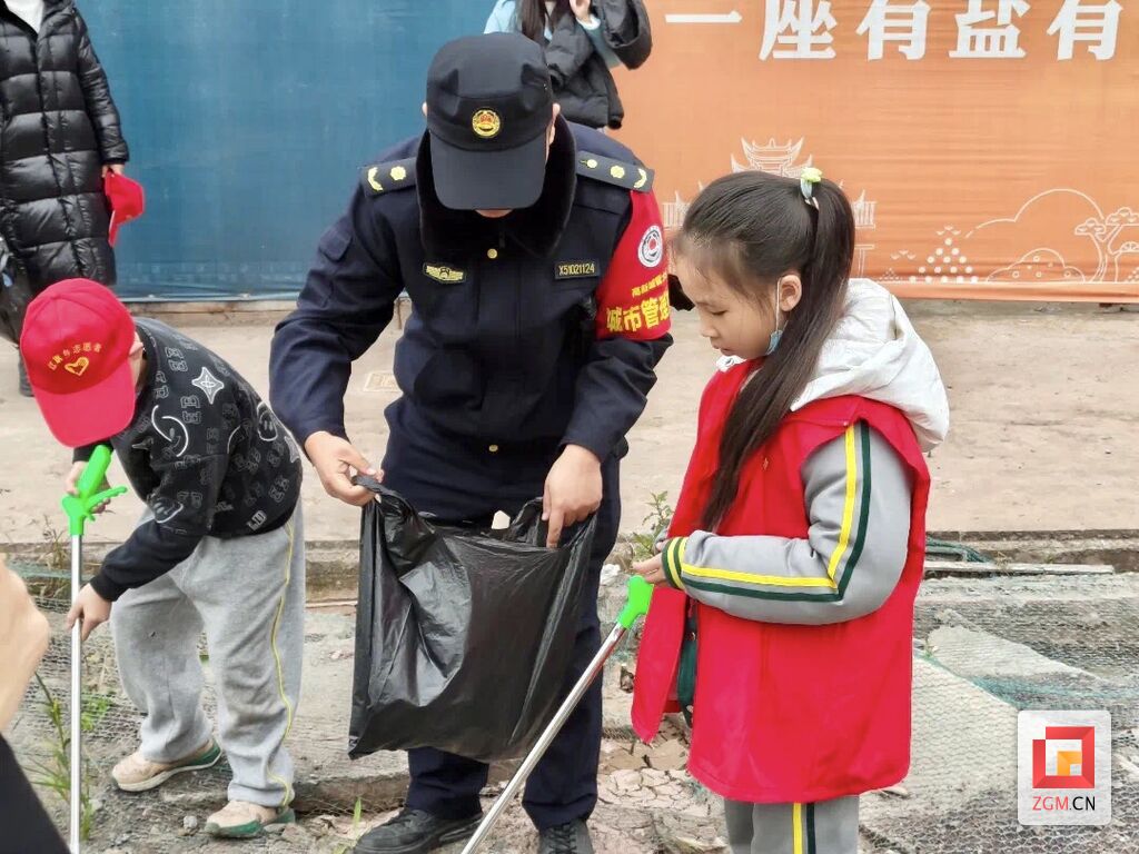 雷锋精神薪火传 自贡市掀起“学雷锋”活动热潮-40.jpg
