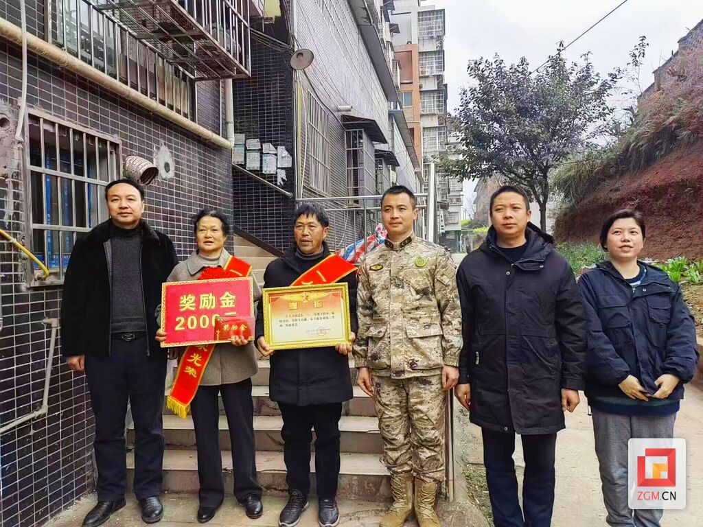 荣县乐德镇：现役军人荣立个人三等功 喜报送上门-1.jpg