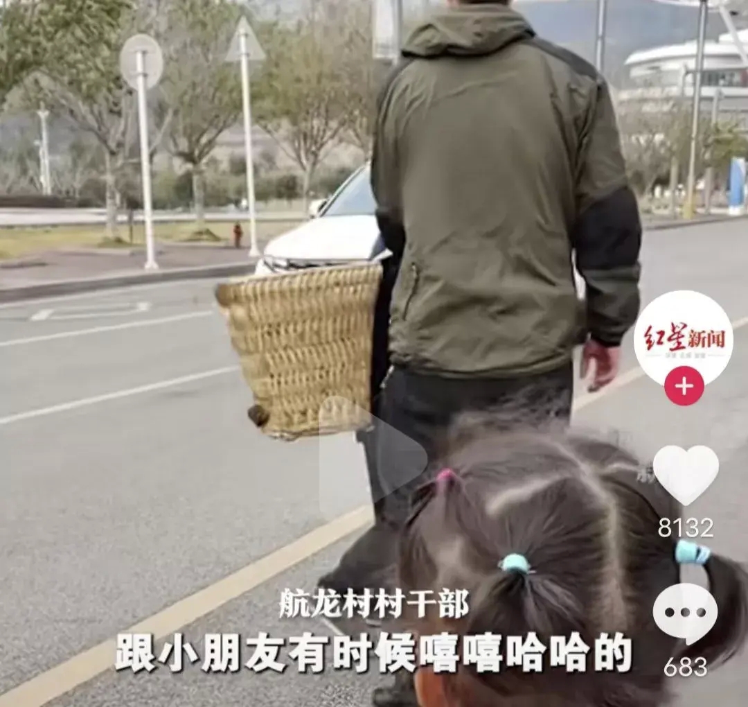老人被推倒小女孩阻止后续：村干部称老人脑子有问题，与孩子在玩-4.jpg