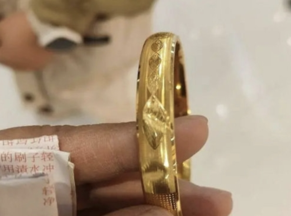 1.3万新买的金镯变形了，一称每克近千元，能不能退款网友吵翻-2.jpg