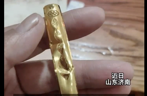 1.3万新买的金镯变形了，一称每克近千元，能不能退款网友吵翻-3.jpg