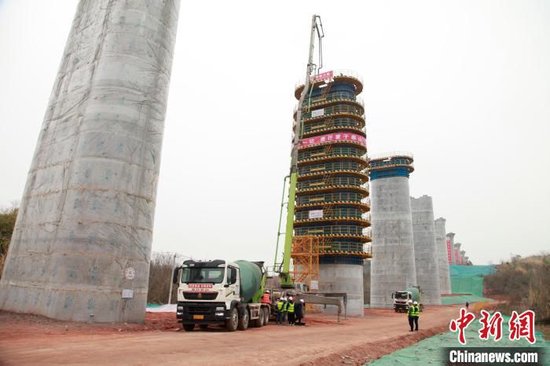 成渝中线高铁四川段首个特大桥下部主体工程完工-1.jpg