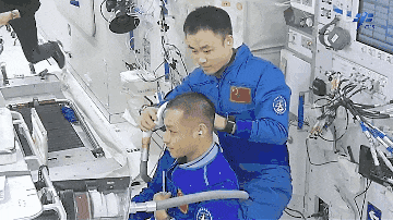 太空理发沙龙营业啦 快来看空间站里的“洗剪吹神器”-1.jpg