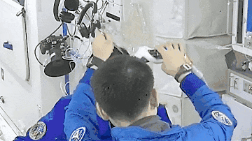 太空理发沙龙营业啦 快来看空间站里的“洗剪吹神器”-4.jpg