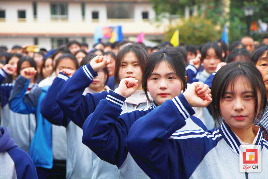 筑梦未来|自贡市外国语学校举行高2024届成人礼暨高考誓师大会-3.jpg