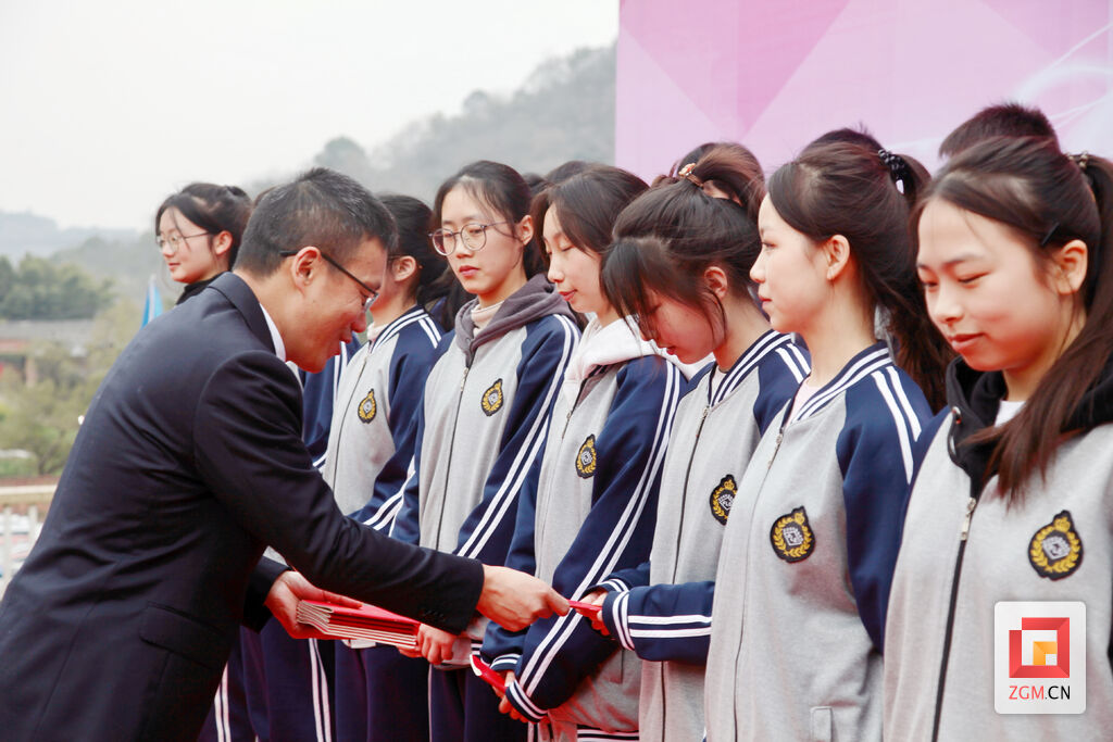筑梦未来|自贡市外国语学校举行高2024届成人礼暨高考誓师大会-2.jpg