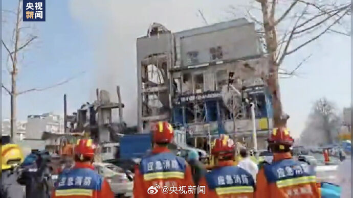 燕郊炸鸡店爆燃后4层楼体坍塌，现场救援仍在紧张进行中-1.jpg