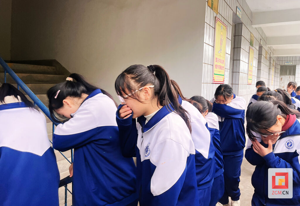 荣县双古中学校开展消防应急疏散演练-2.jpg