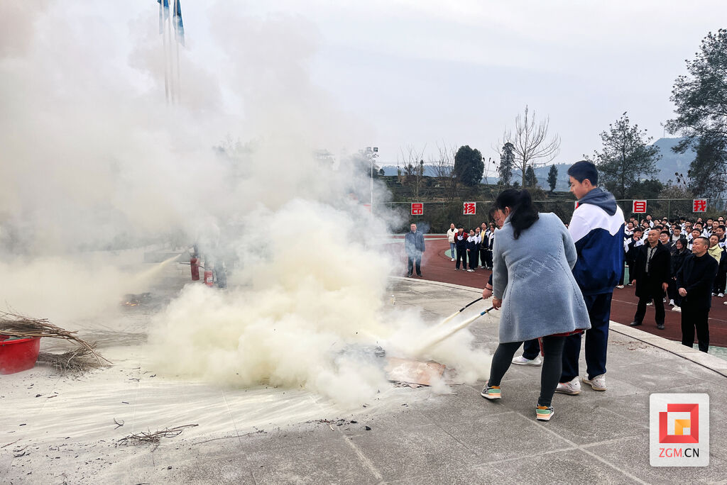 荣县双古中学校开展消防应急疏散演练-3.jpg