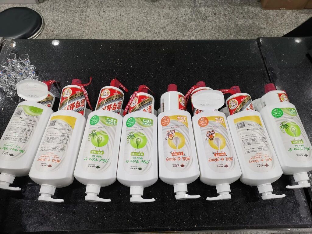 旅客利用沐浴露瓶走私8瓶茅台入境 被海关当场查获-2.jpg