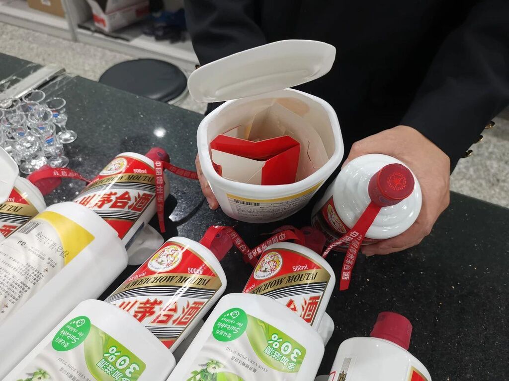 旅客利用沐浴露瓶走私8瓶茅台入境 被海关当场查获-1.jpg