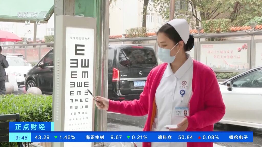 关灯玩手机有什么危害？医生：可能会失明-1.jpeg