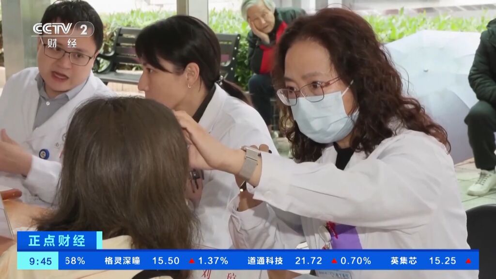 关灯玩手机有什么危害？医生：可能会失明-2.jpeg