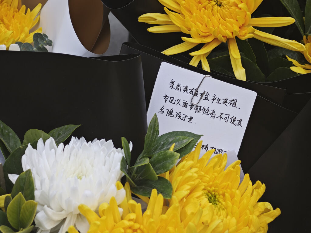 眉山19岁小伙李政救人牺牲，群众自发前往悼念-2.jpg
