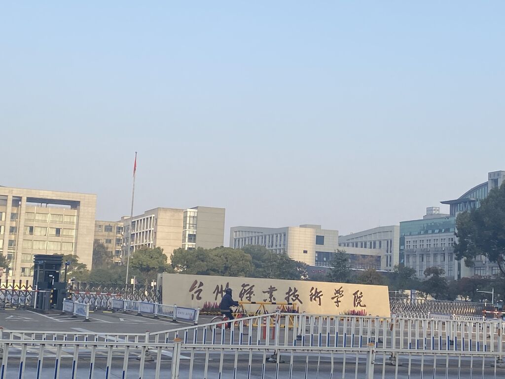 台州一高校汽车撞人致3死事件：学生称事发路段为放学吃饭、拿快递必经-1.jpg