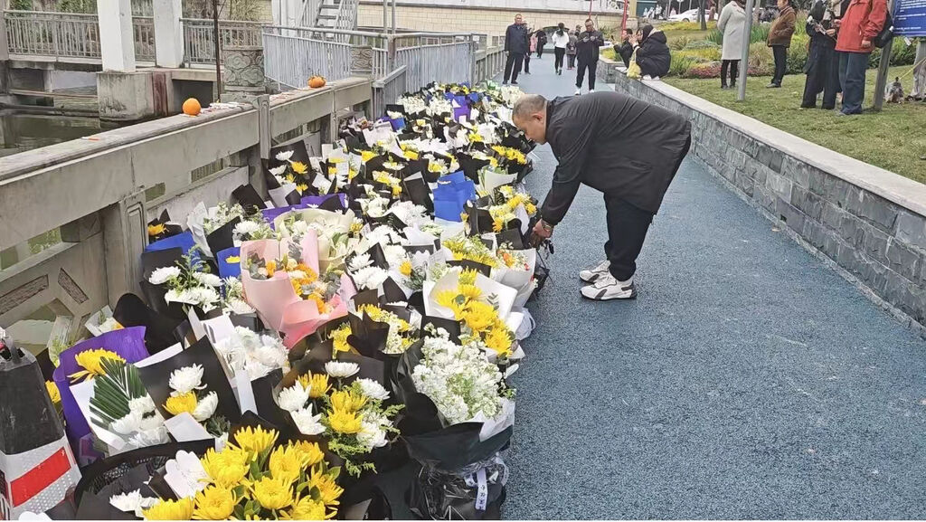 挥泪送别！眉山19岁小伙李政救人不幸溺亡，市民自发献花悼念-2.jpg