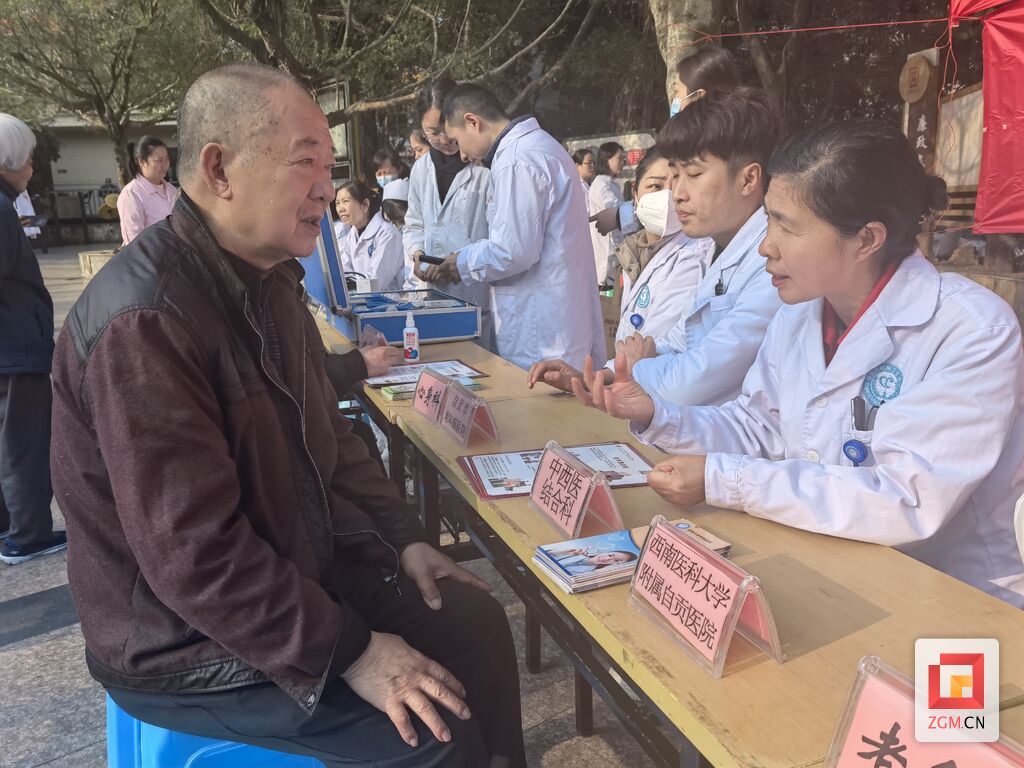 关注睡眠健康 西南医科大学附属自贡医院开展义诊活动-3.jpg