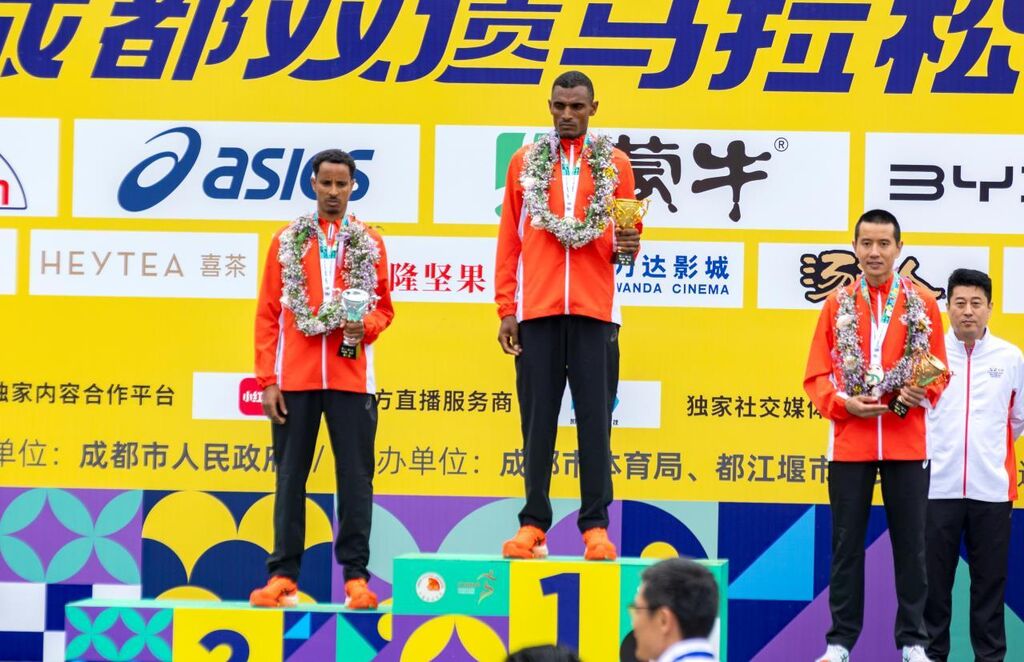 2024成都双遗马拉松今日鸣枪开赛-2.jpg