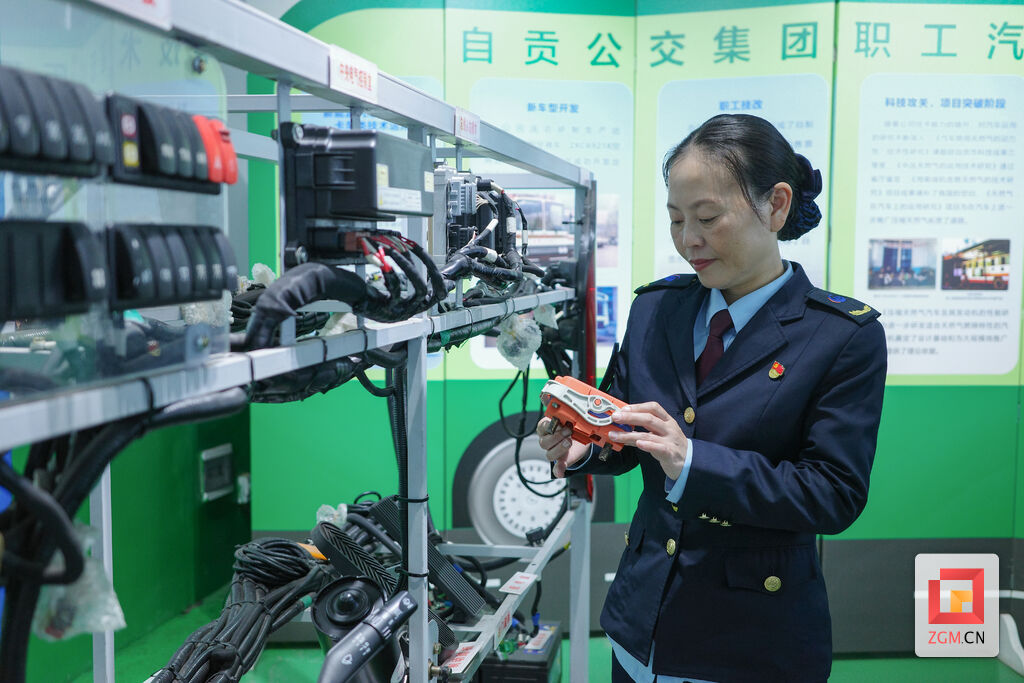 赞！自贡这位驾驶员获评2023年全国“最美公交司机”-2.jpg