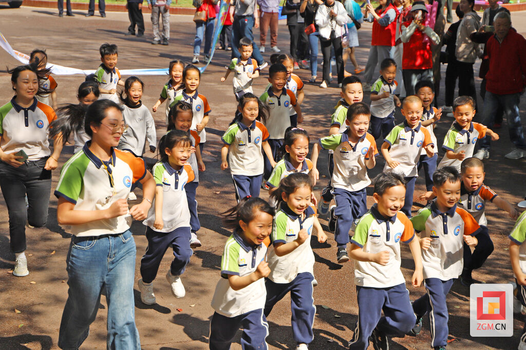 跑起来，跳起来！自流井区第一幼儿园第三届体育节开幕-1.jpg