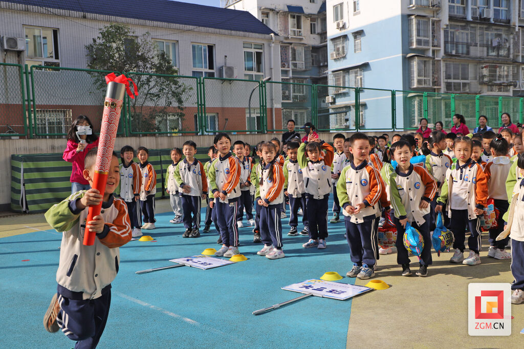 跑起来，跳起来！自流井区第一幼儿园第三届体育节开幕-5.jpg