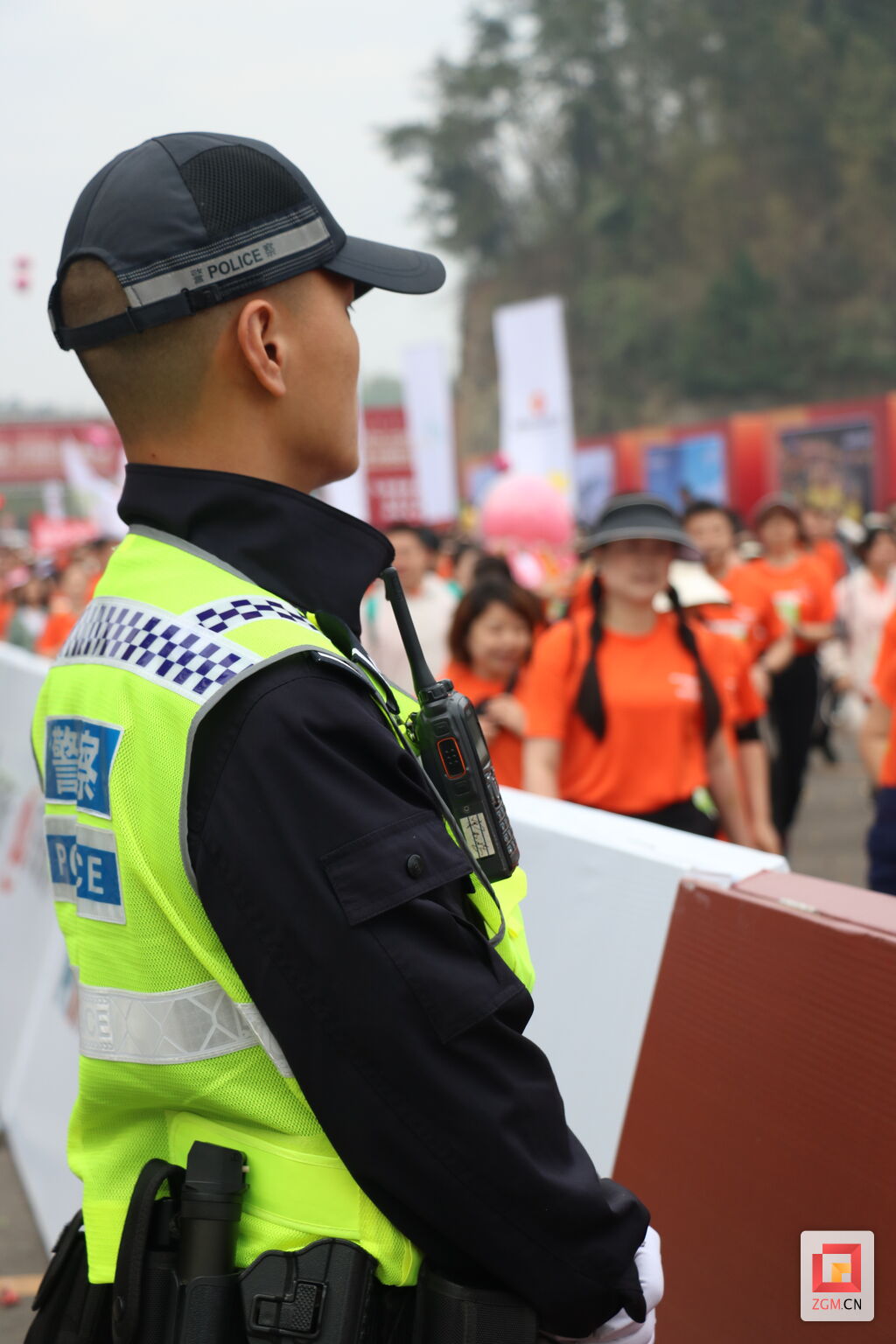 【图片新闻】公安交警服务自贡半程马拉松-1.jpg