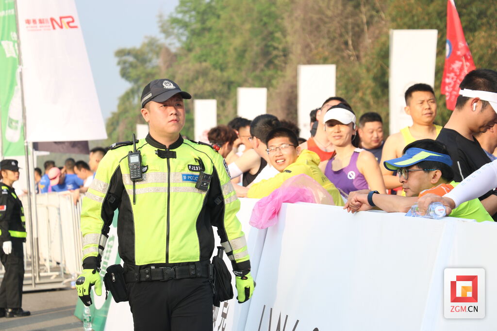 【图片新闻】公安交警服务自贡半程马拉松-2.jpg