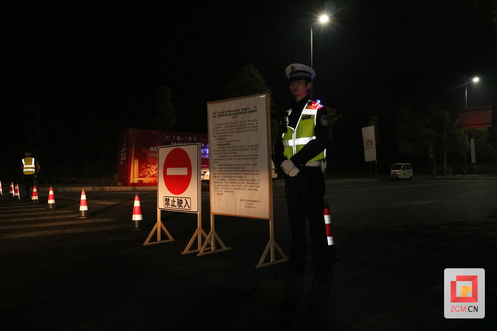 【图片新闻】公安交警服务自贡半程马拉松-3.jpg