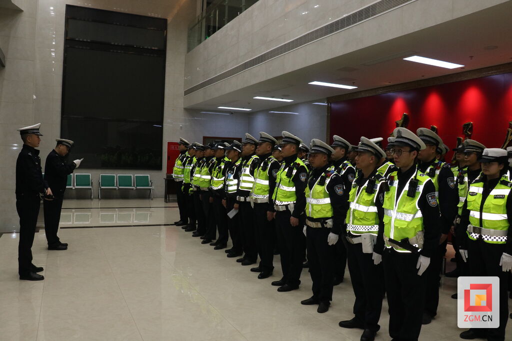 【图片新闻】公安交警服务自贡半程马拉松-4.jpg