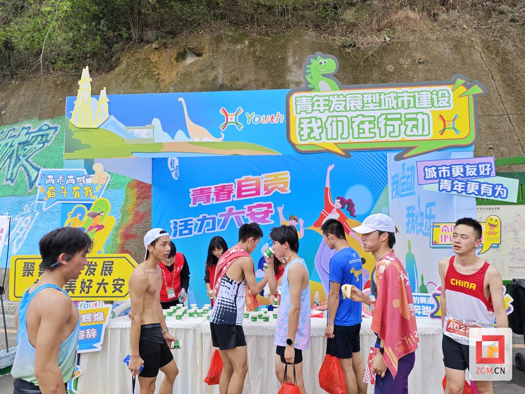 青春助力！600余名青年志愿者服务自贡2024半程马拉松-2.jpg