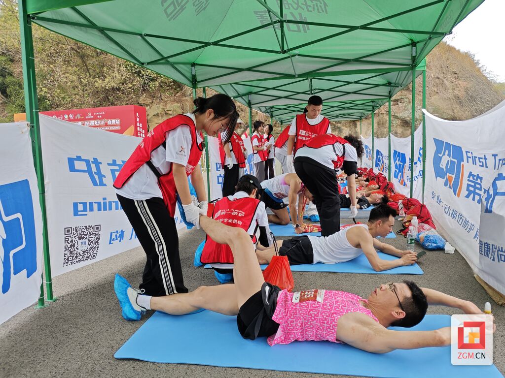 青春助力！600余名青年志愿者服务自贡2024半程马拉松-3.jpg