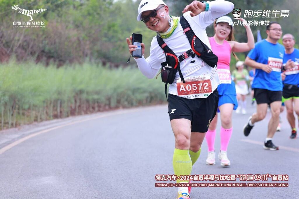 花絮集锦｜他们冲着自贡“半马”的什么而来？-20.jpg
