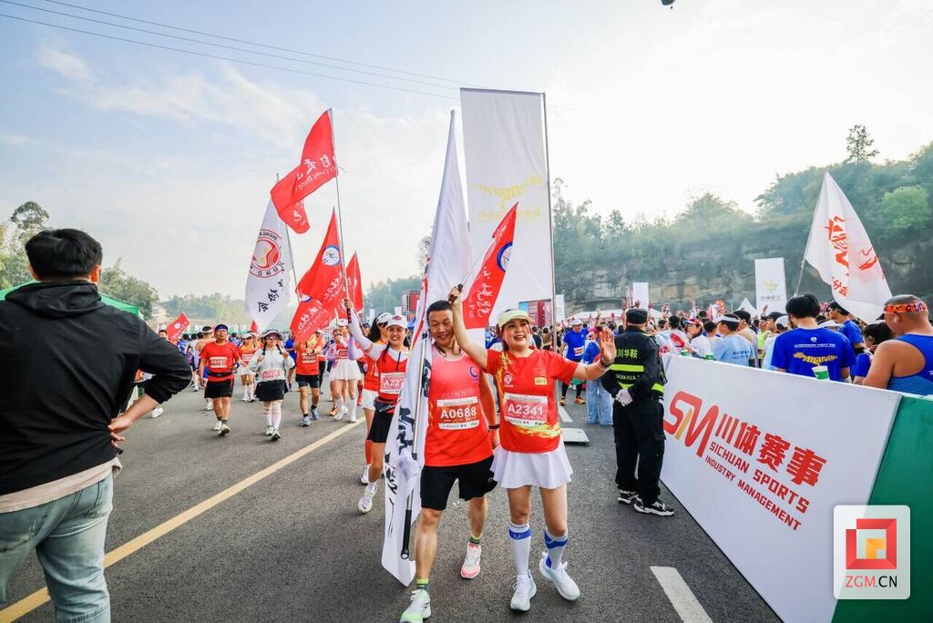 自贡环湖“半马”鸣枪开跑！-5.jpg
