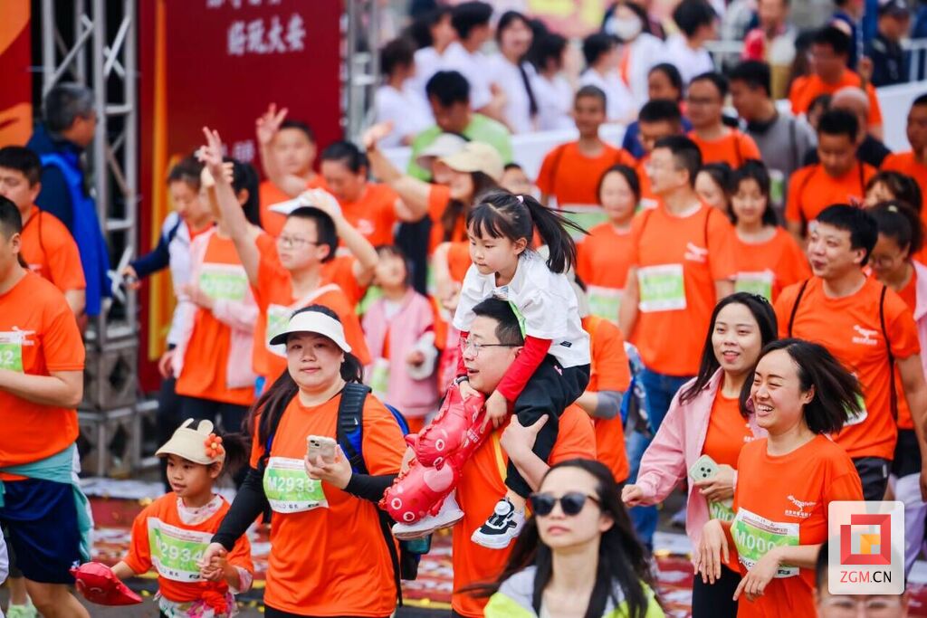 自贡环湖“半马”鸣枪开跑！-7.jpg