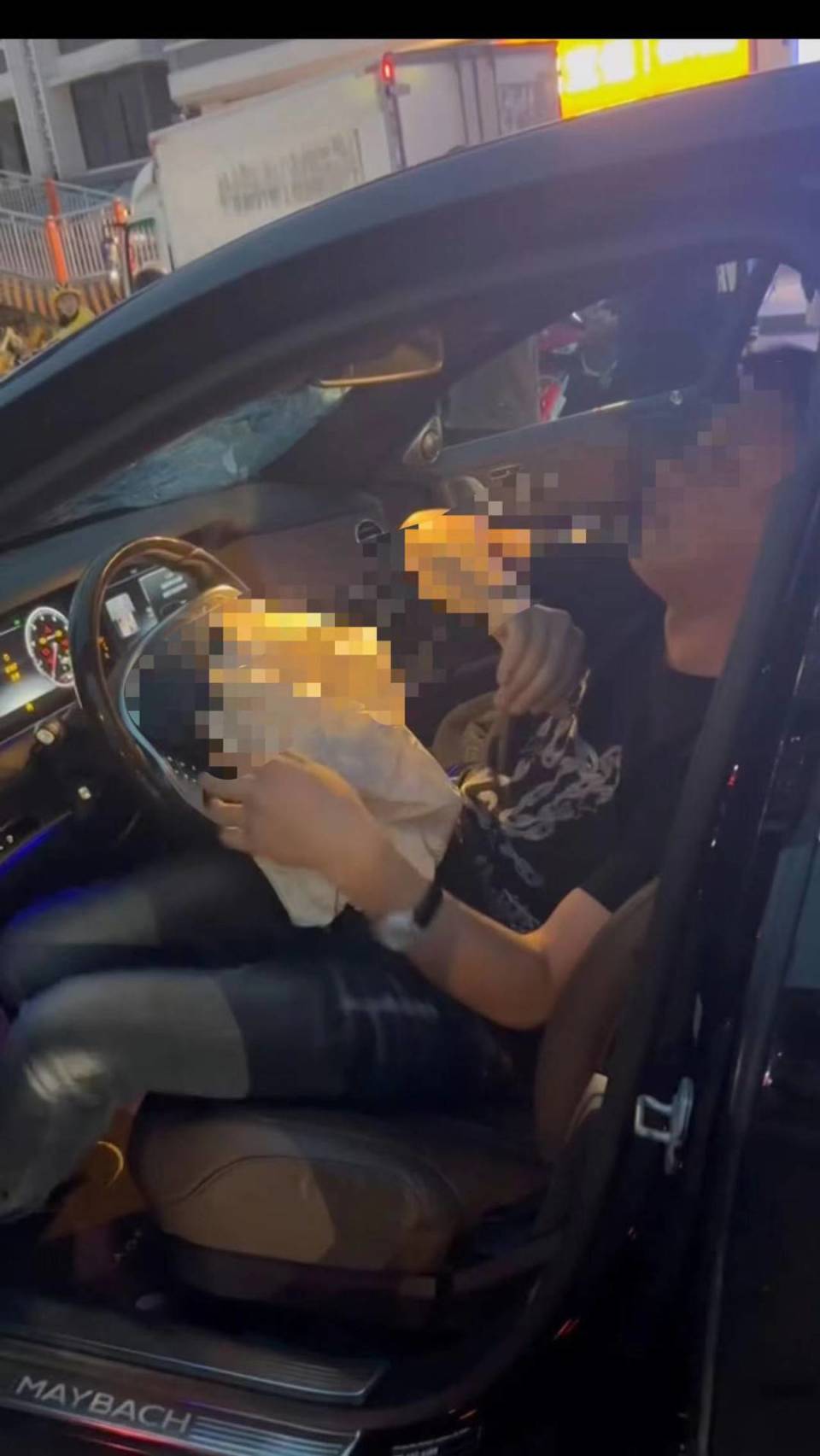 成都一豪车撞倒多人，司机手脚舞动举止怪异，交警通报：已致2死2伤-3.jpg