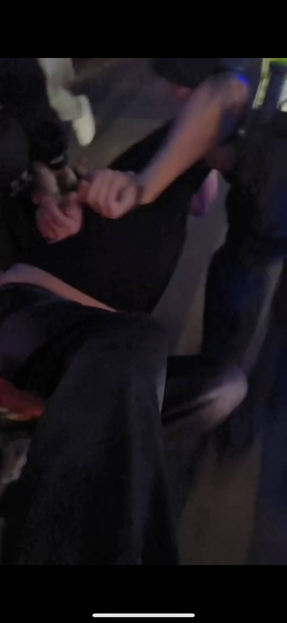成都一豪车撞倒多人，司机手脚舞动举止怪异，交警通报：已致2死2伤-4.jpg