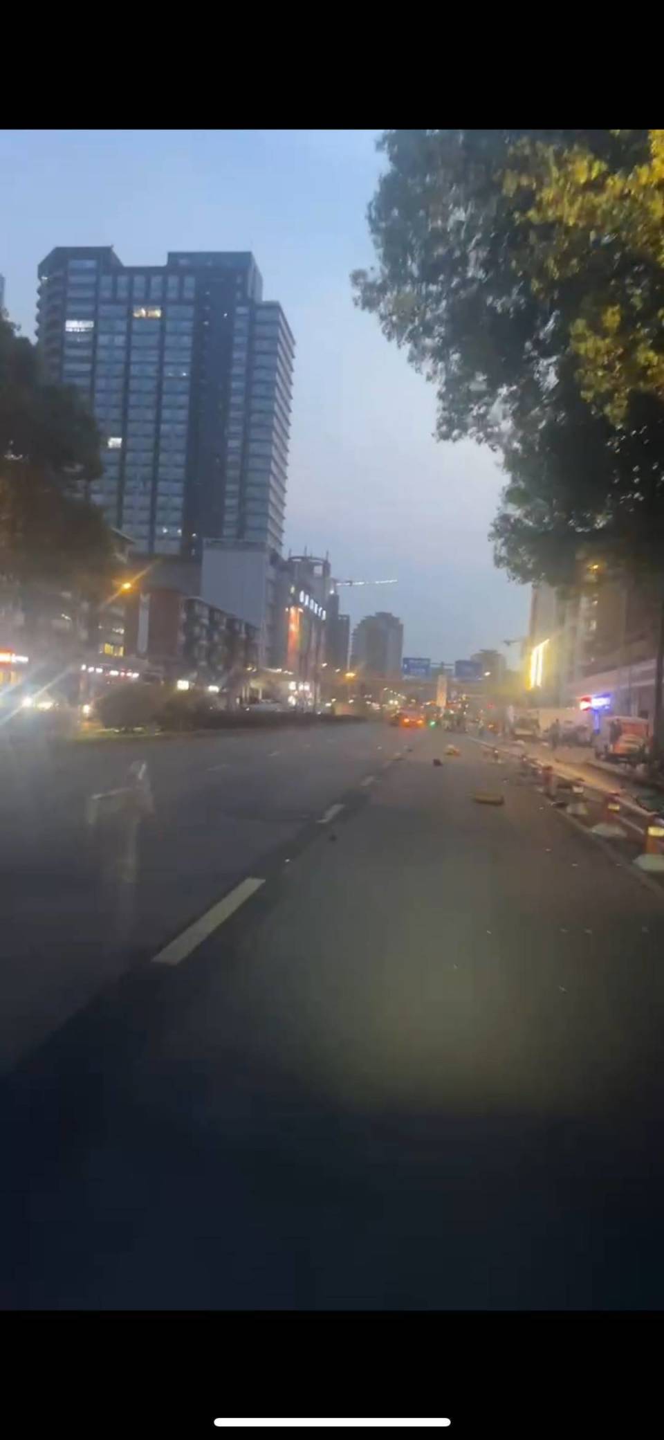 成都一豪车撞倒多人，司机手脚舞动举止怪异，交警通报：已致2死2伤-2.jpg