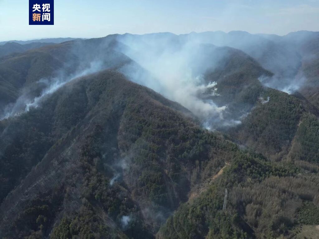 甘肃天水秦州区山火正在扑救 46户村民已及时转移-1.jpg