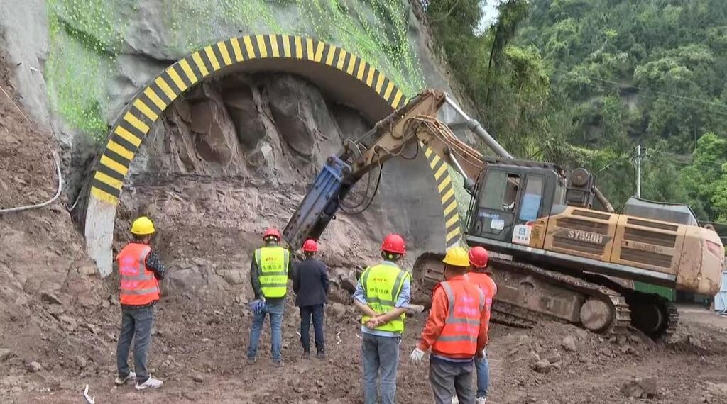 万开达高速公路普安隧道启动进洞施工-1.jpg