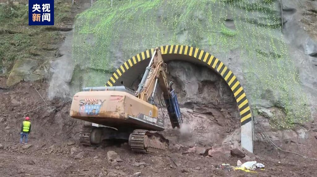 万开达高速公路普安隧道启动进洞施工-2.jpg