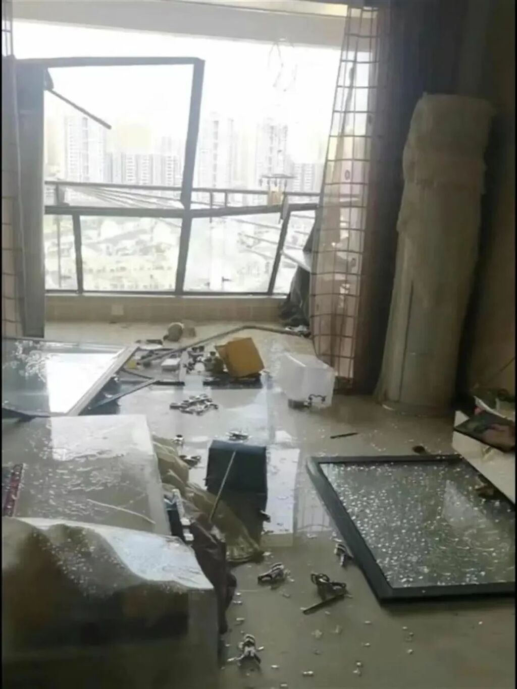 多人被吹落坠亡，这场堪比台风的陆地大风是如何形成的？-1.jpg