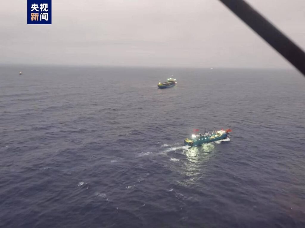 海南西南海域一外籍货船与渔船发生碰撞 8人失联 搜救正在进行中-1.jpg