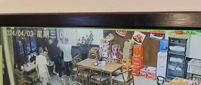 俩16岁女生拒绝男子陪酒要求, 被打得满脸是血-1.jpg