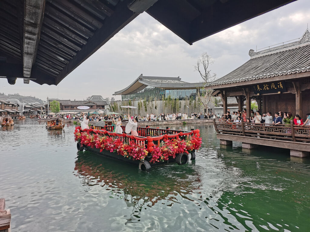 清明小长假，四川A级景区累计接待游客1078.62万人次-1.jpg
